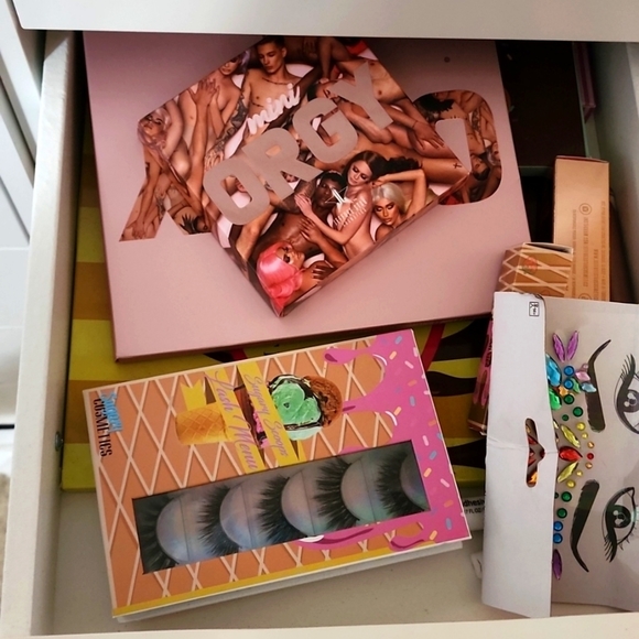 Makeup mystery bundle Retail 320- 350 - Picture 5 of 13